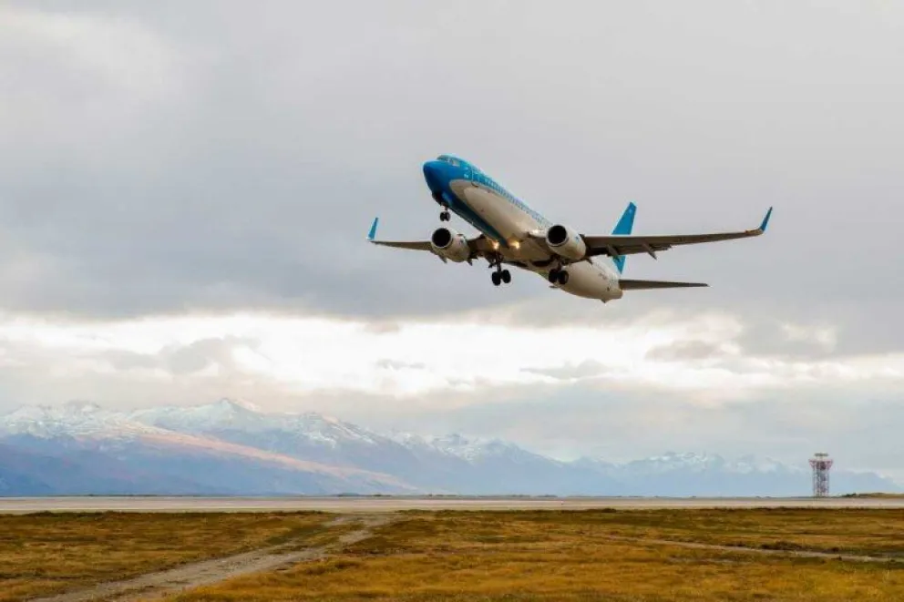 Un avión de Aerolíneas Argentinas aterrizó de emergencia en Córdoba por un problema en un motor