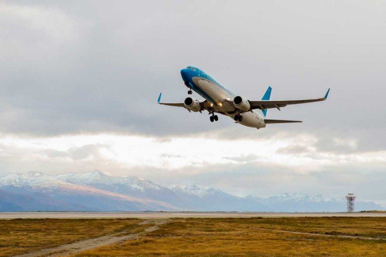 Un avión de Aerolíneas Argentinas aterrizó de emergencia en Córdoba por un problema en un motor