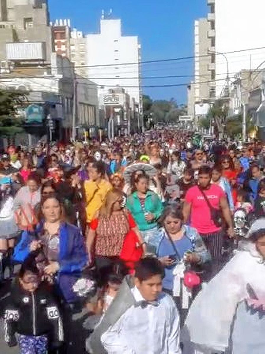 Monstruos, brujas y fantasmas coparon el centro: Más de 2.000 personas volvieron a marchar en el Paso Zombie CR