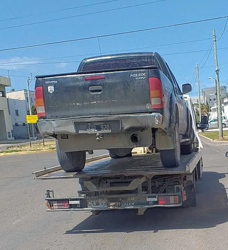 Dormía la “mona” en camioneta dada de baja y terminó preso por oponer férrea resistencia al trabajo policial