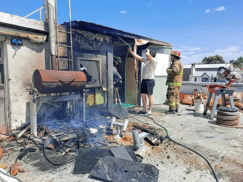 Descuidó el fuego del chulengo para el asado del domingo y se le prendió fuego la casa