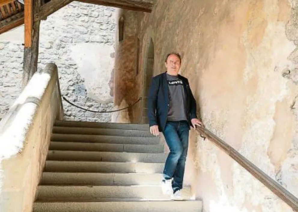 Un implante medular revolucionario le permite caminar a un paciente con Parkinson tras 25 años de enfermedad