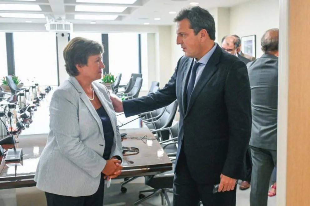 Ante las últimas medidas económicas, el FMI plantea desvíos en el programa con la Argentina y endurece su postura