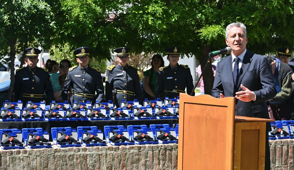 Arcioni entregó 86 cámaras de videovigilancia y más de 300 armas de fuego a la Policía del Chubut