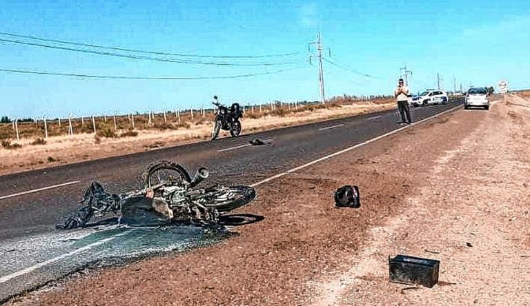 Chocaron de frente una moto y un auto en la ruta 25 a Rawson: un muerto ...