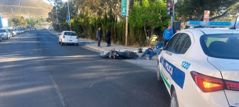 Un motociclista accidentado frente al Club Huergo