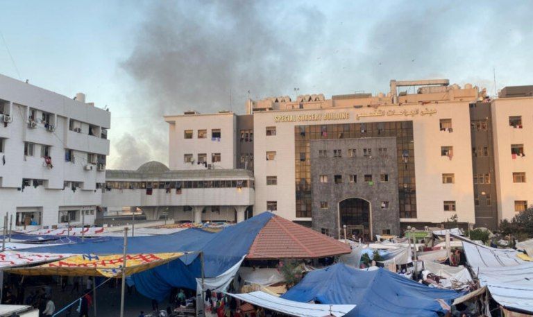 Máxima tensión en Gaza por el bombardeo al hospital Al Shifa, que alberga a miles de refugiados