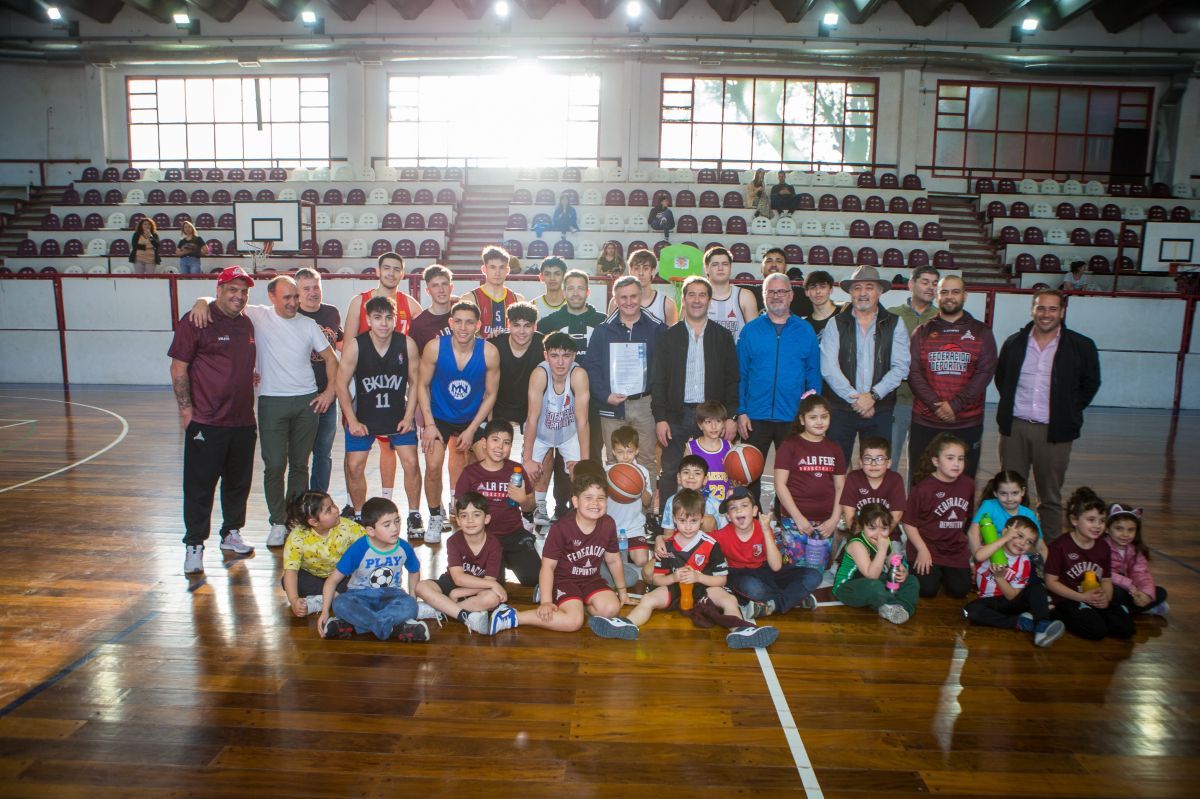El Municipio entregó aportes para la obra del SUM del club Federación Deportiva