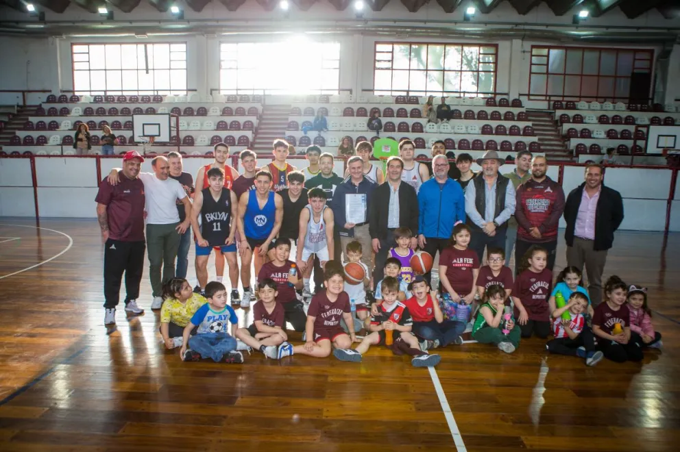 El Municipio entregó aportes para la obra del SUM del club Federación Deportiva