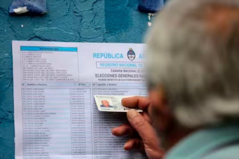 Balotaje 2023: qué tengo que hacer si estoy de viaje y no puedo votar