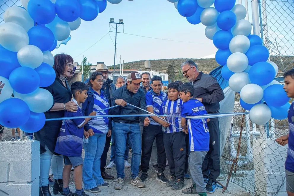 Luque inauguró obras y comprometió el césped sintético para la cancha del club San Martín