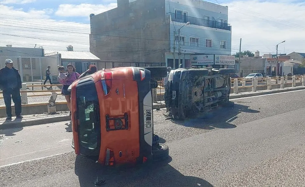 Choque y vuelco en avenida Roca