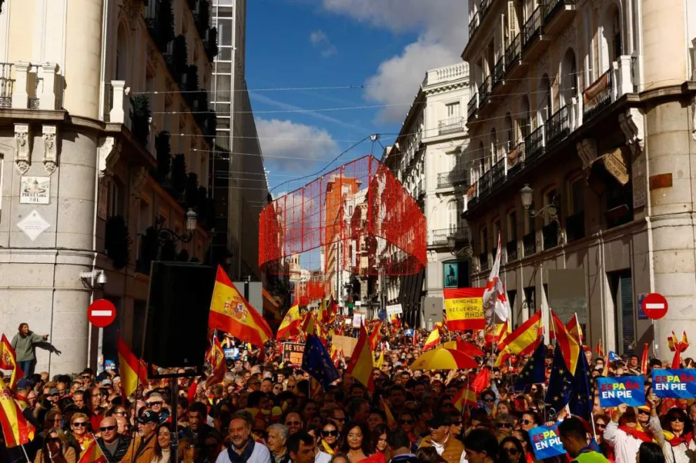 Decenas de miles de personas protestan en España por la propuesta de amnistía catalana