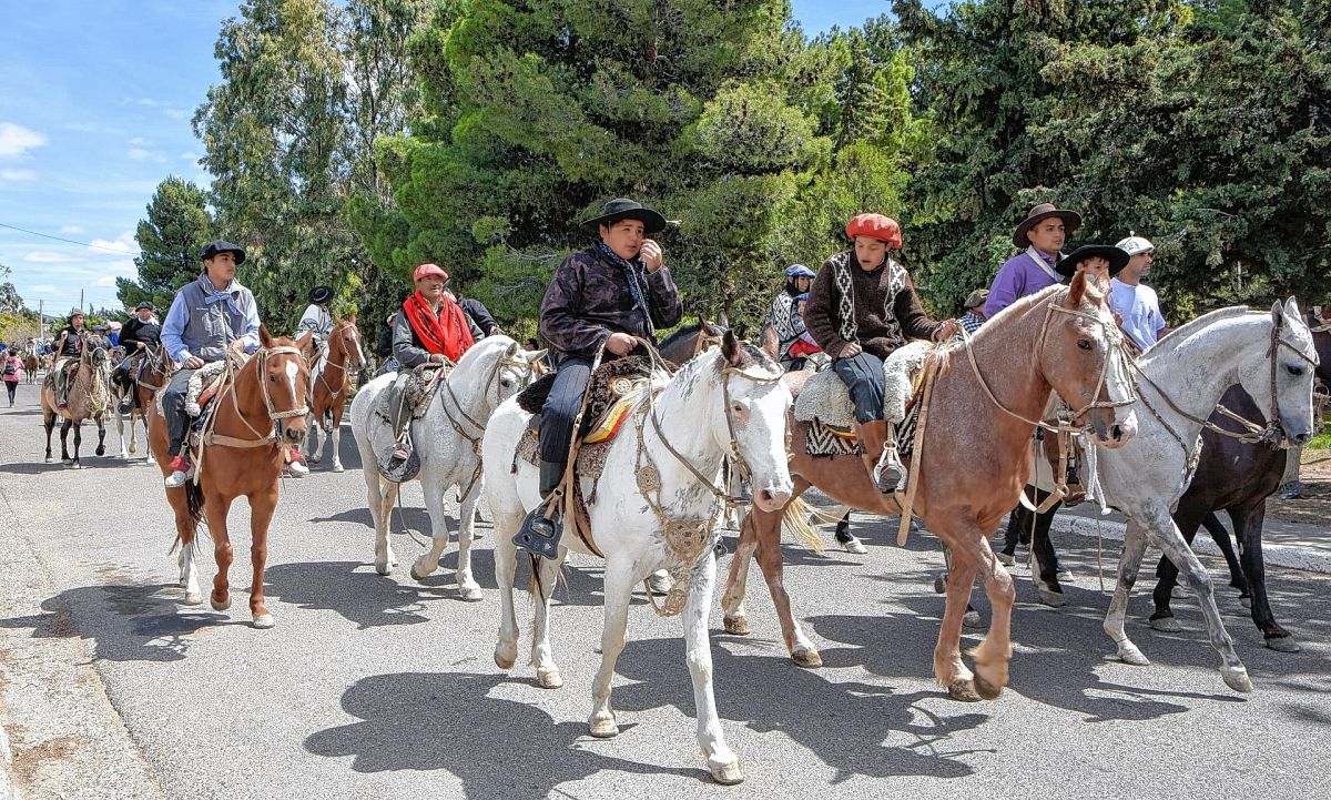 Gran desfile de gauchos y paisanas: Ciudadela celebró el Día de la Tradición