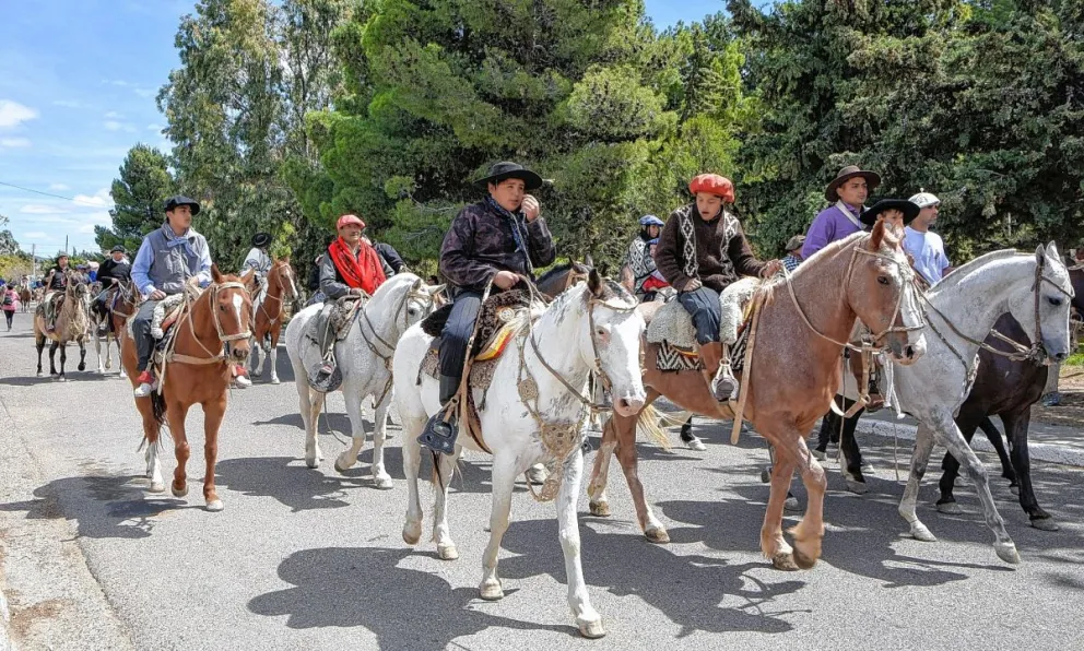 Gran desfile de gauchos y paisanas: Ciudadela celebró el Día de la Tradición