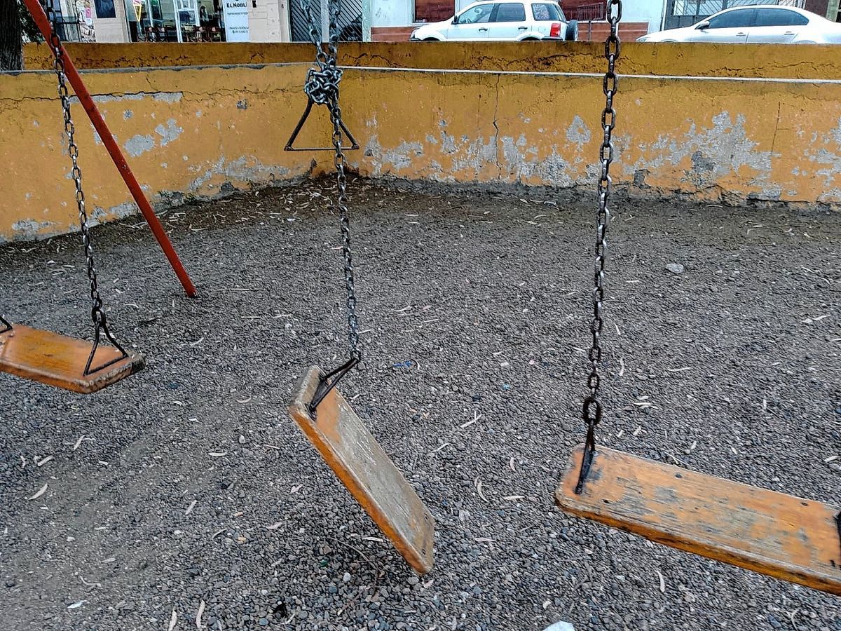Necesidad de urgente reparación de un parque para evitar algún grave accidente entre los niños