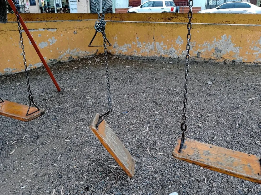 Necesidad de urgente reparación de un parque para evitar algún grave accidente entre los niños