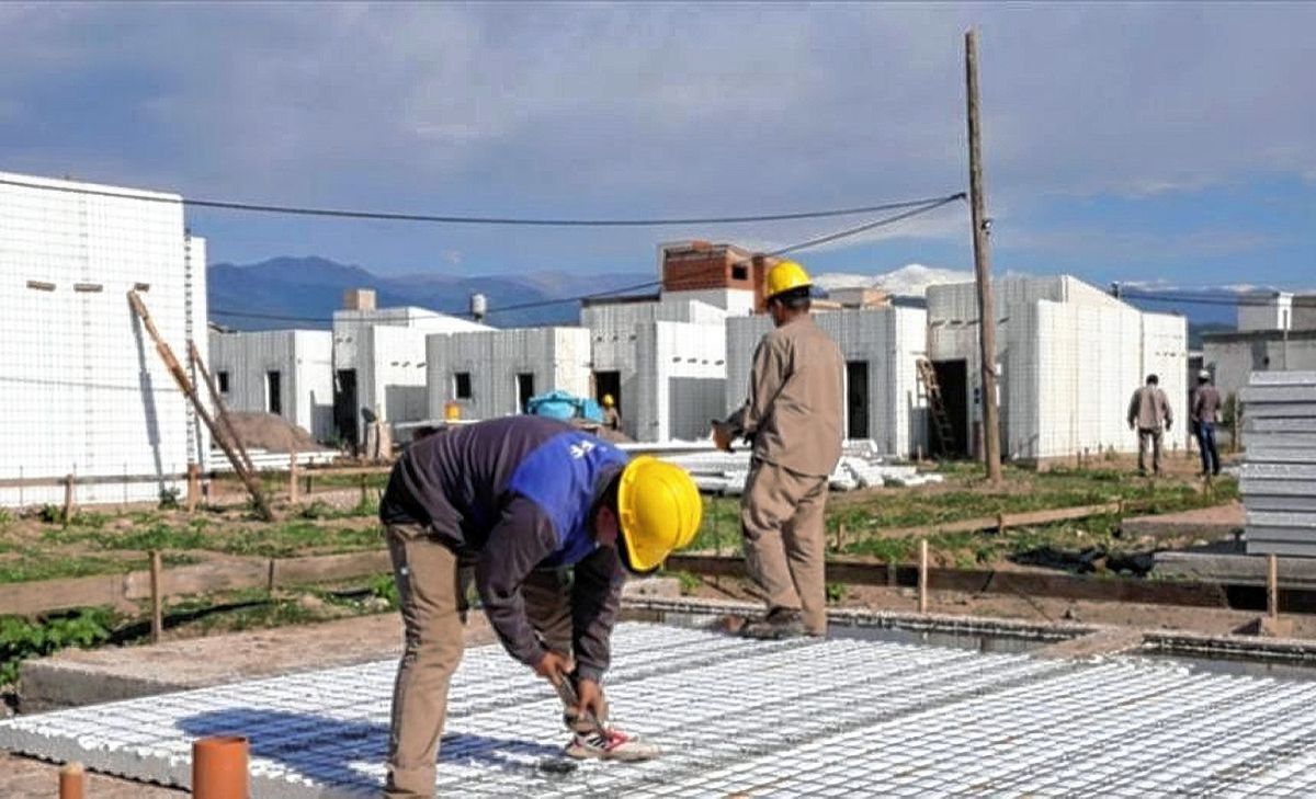 Peligro para la continuidad de obras de viviendas y los puestos laborales