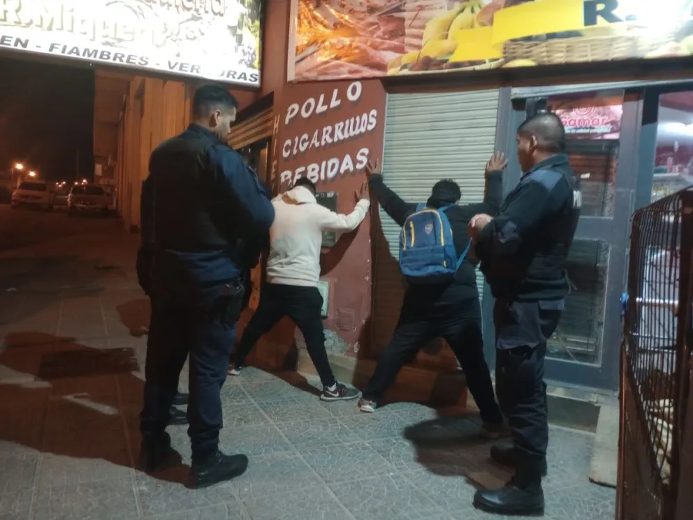 Dos jóvenes fueron detenidos por intentar robar bebidas alcohólicas 