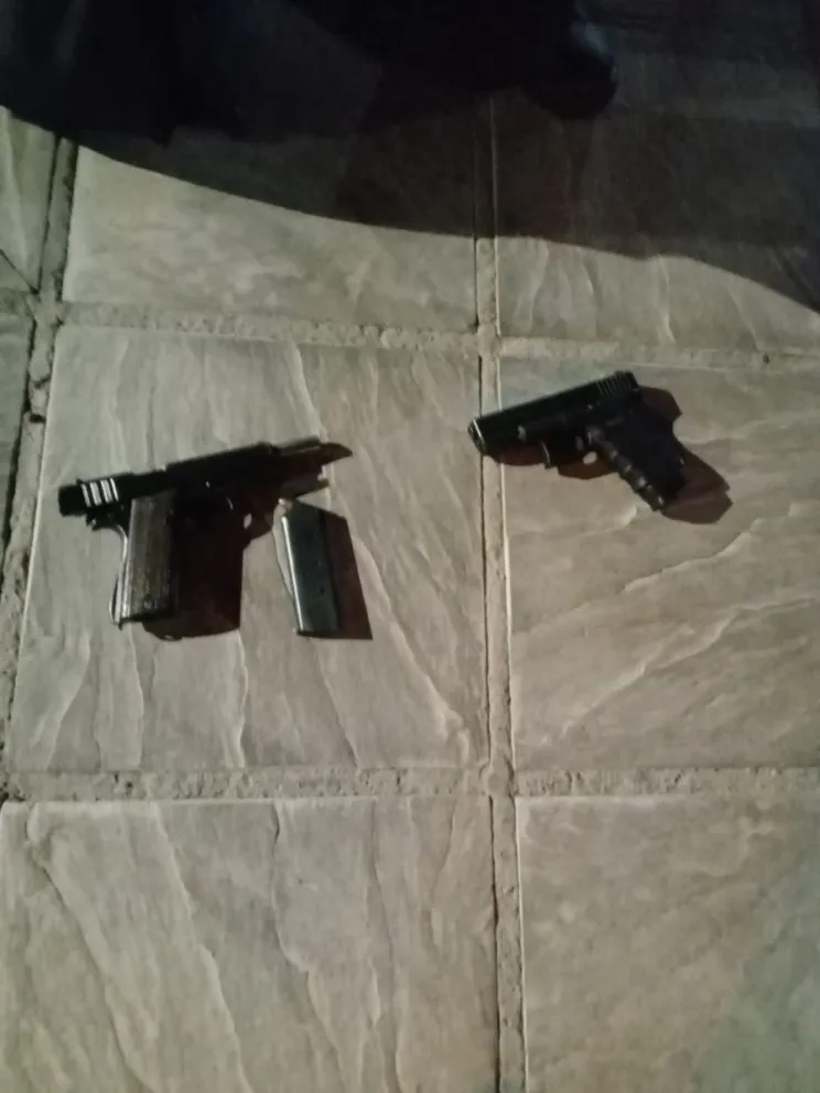 Una mujer amenazó a su vecino y tenía dos armas de fuego en la cartera 