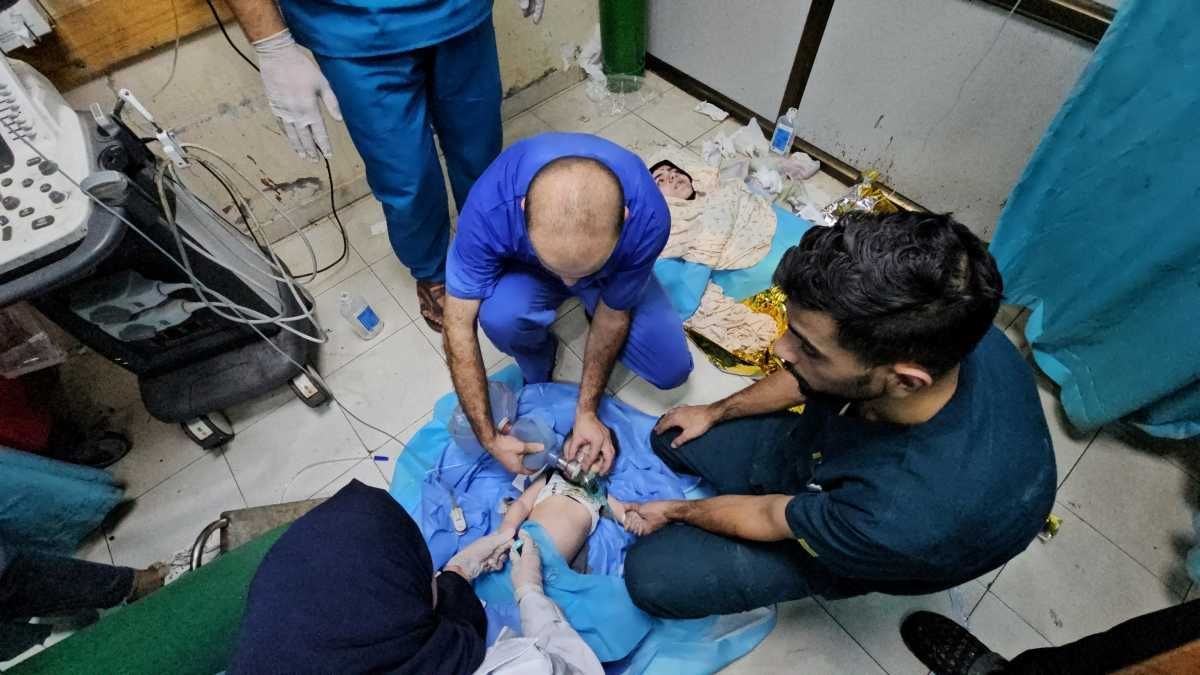 Entierros dentro del hospital de Gaza cercado por fuerzas de Israel