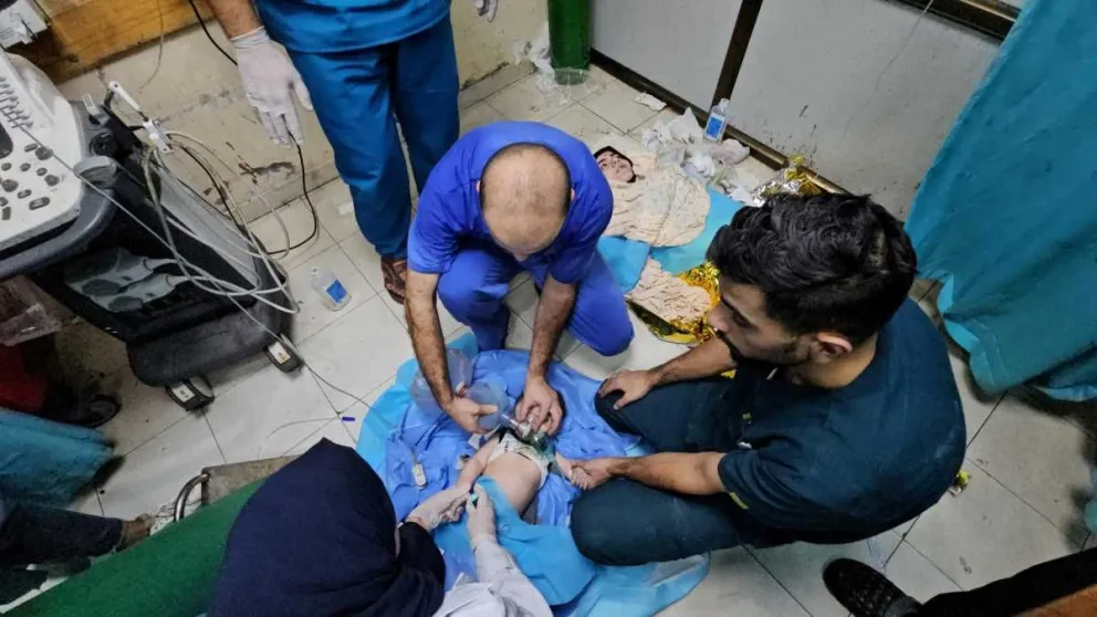 Entierros dentro del hospital de Gaza cercado por fuerzas de Israel