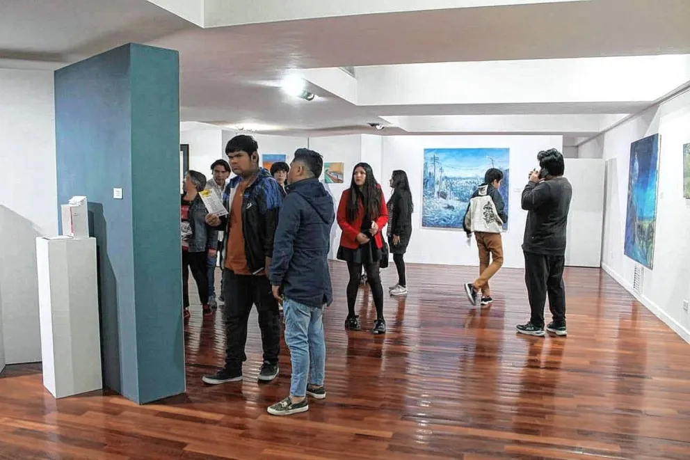Sincronía Artística: Una muestra que exhibe el arte visual emergente de Comodoro