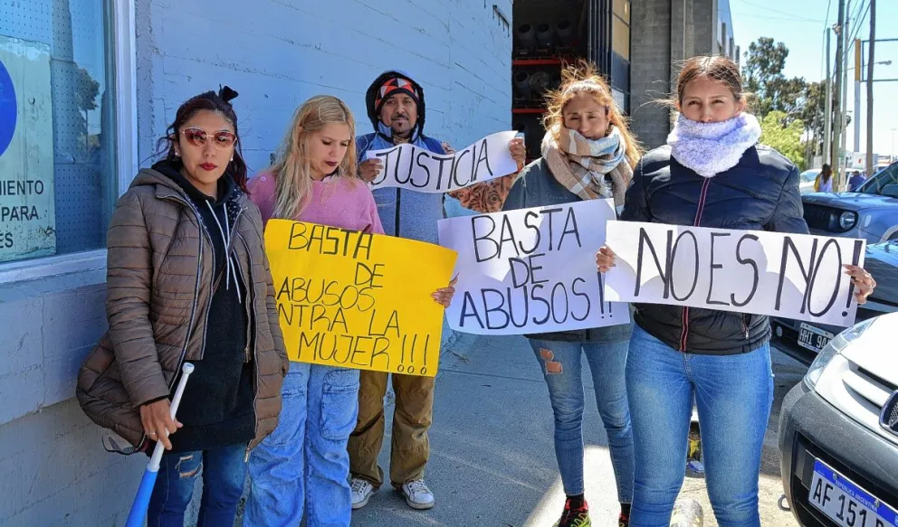 Se movilizaron exigiendo justicia por la mujer acosada en una empresa y desvinculada