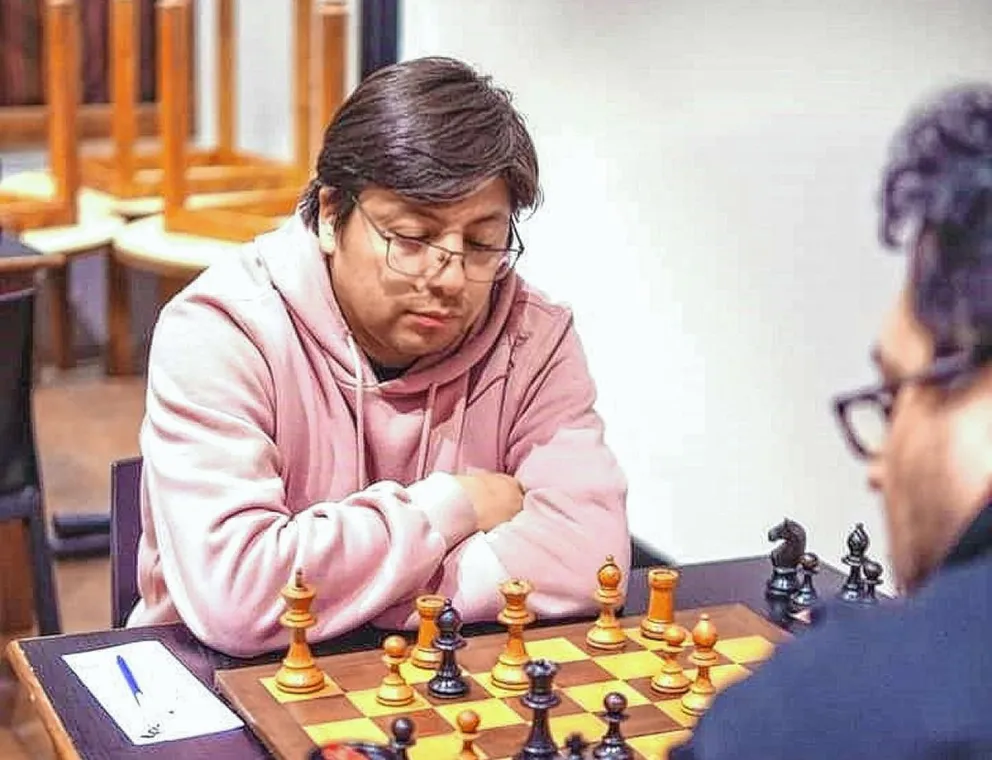 Andrés Aguilar levanta la copa de campeón en el II Torneo IRT “Lago Puelo”
