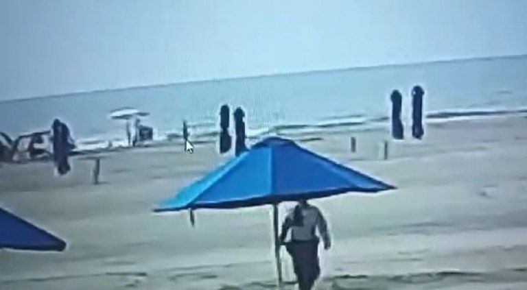 Una mujer murió tras ser impactada por un rayo en una playa de Colombia