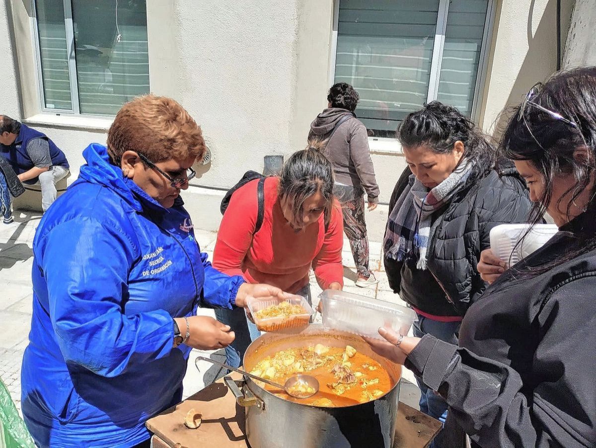 Municipales de Puerto Deseado realizaron una olla popular afuera de la Municipalidad
