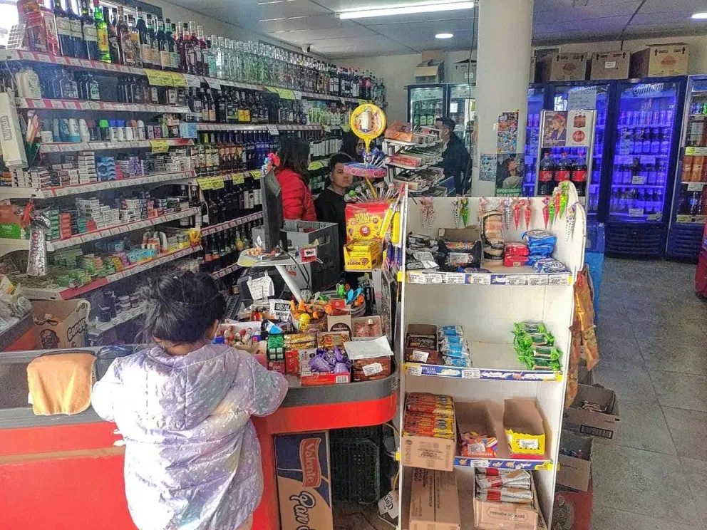 En “robo piraña” cinco delincuentes robaron de autoservicio chino mochila con la recaudación