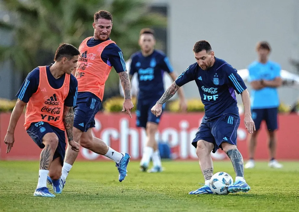 Con la ilusión de reafirmarse en la cima, Argentina se enfrenta a Uruguay en el clásico rioplatense