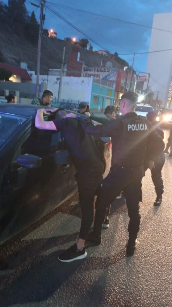 Robaron una rueda de auxilio y fueron aprehendidos