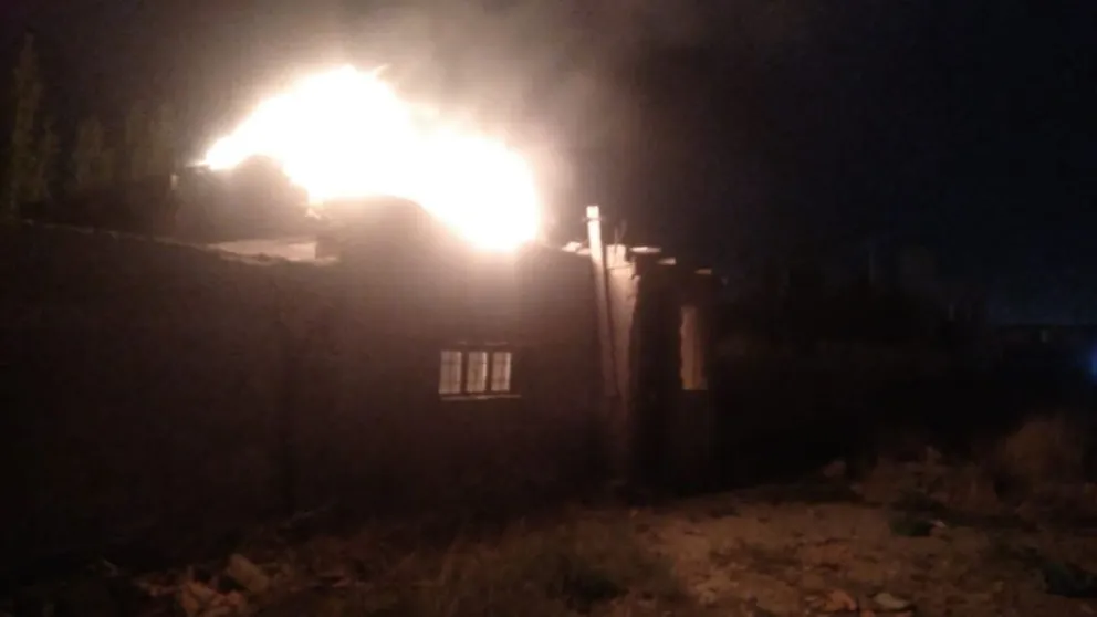 Bomberos sofocaron un principio de incendio en una vivienda en construcción abandonada