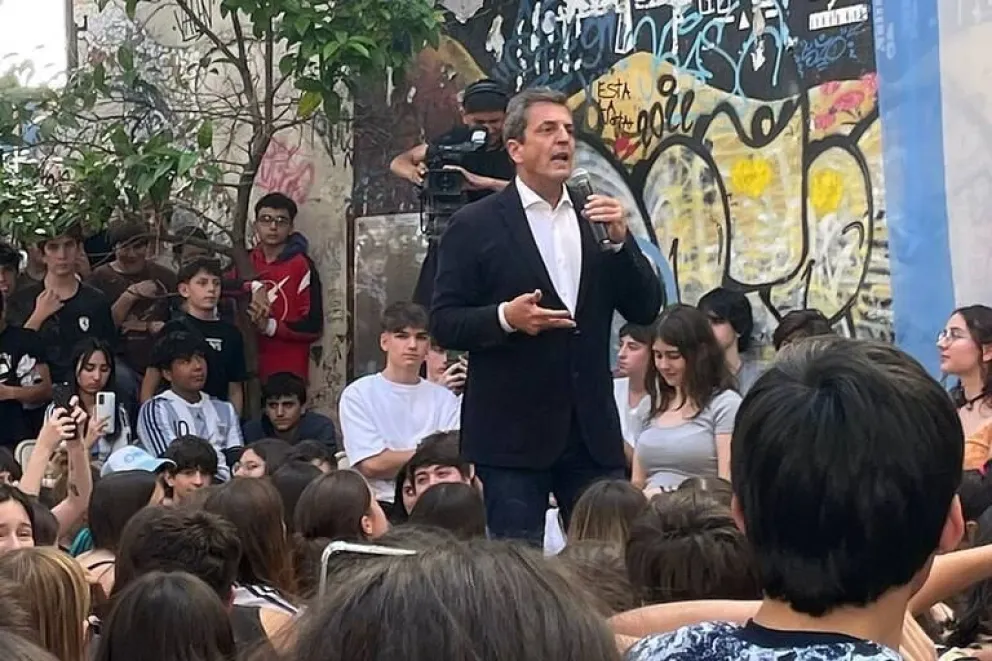 Massa visitó el colegio Carlos Pellegrini en el cierre de su campaña