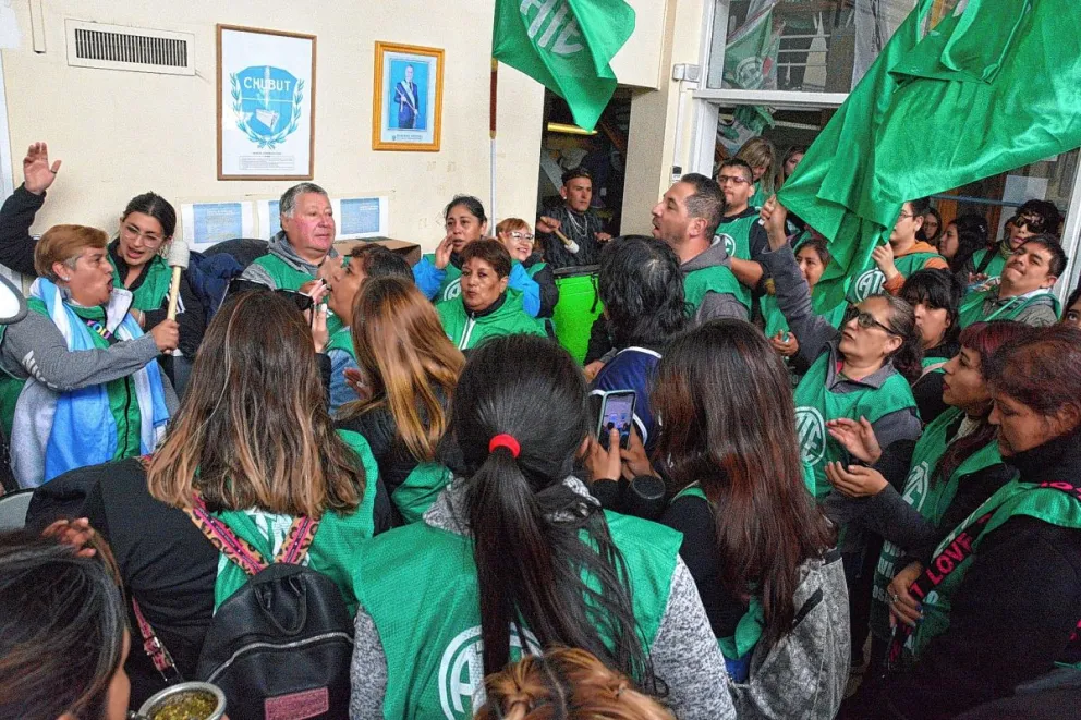 Docentes de Chubut reclaman ante una paritaria “cerrada unilateralmente”
