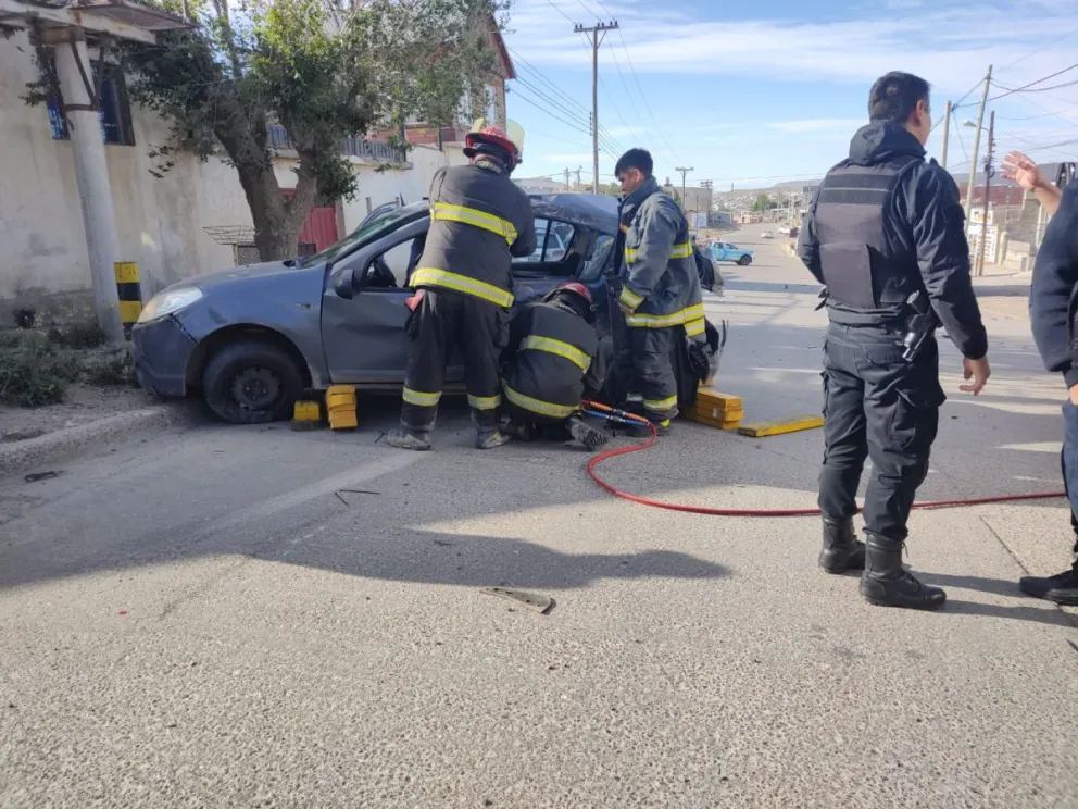 Un camión se quedó sin frenos y embistió un auto 