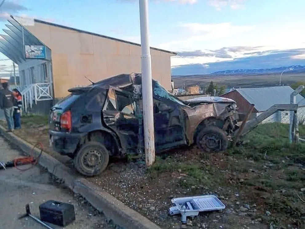 Tragedia en Río Turbio: dos jóvenes fallecieron al impactar el automóvil contra un poste de luz