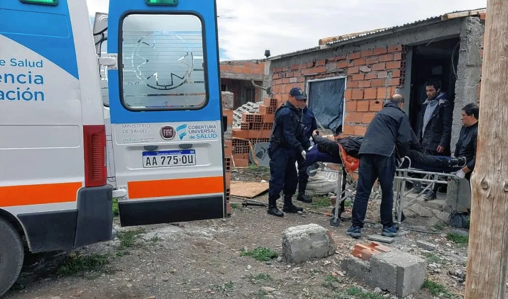 Un hombre recibió brutal golpiza y fue apuñalado, y sindican a 2 hermanos con antecedentes como autores