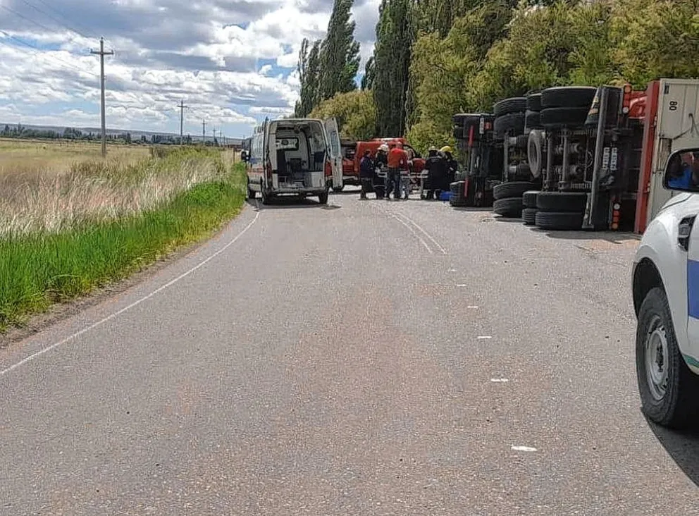 El viento hizo volcar a camión cargado con semillas de maíz: el conductor, golpeado