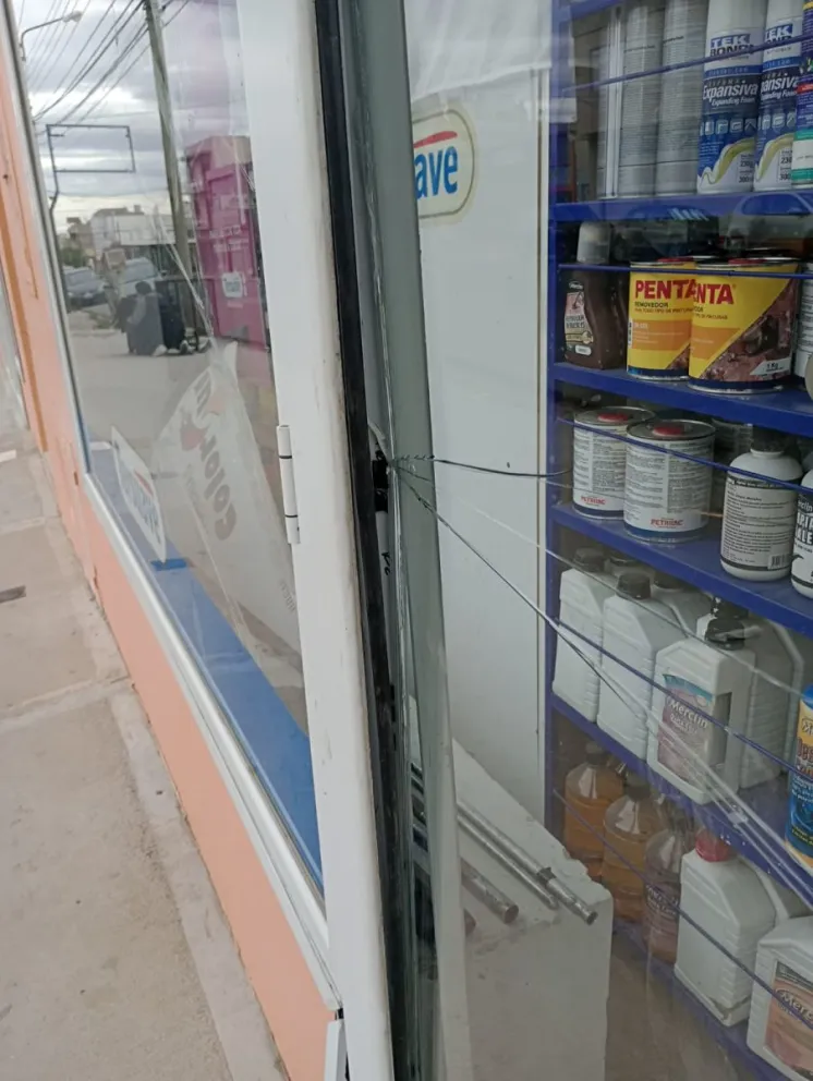 Rompió los vidrios de la puerta de una pinturería y fue detenido 