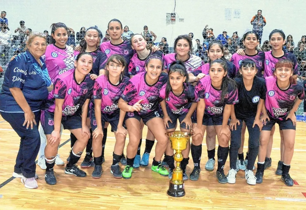 Futsal femenino: Comodoro celebró en Caleta Olivia