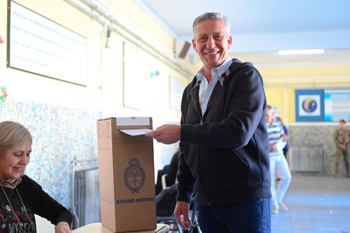 Arcioni emitió su voto: “Es un día histórico para el país”
