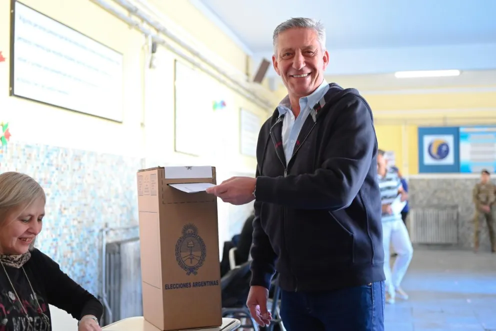 Arcioni emitió su voto: “Es un día histórico para el país”