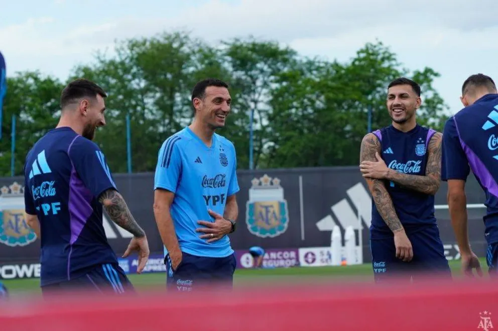 La Selección no detiene su marcha ni en una jornada electoral: Scaloni define el equipo para enfrentar a Brasil