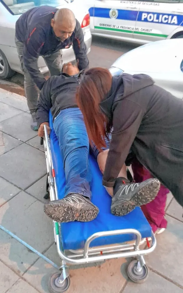 Baleado grave en una pierna en las afueras de un bar de calle Alvear al 100