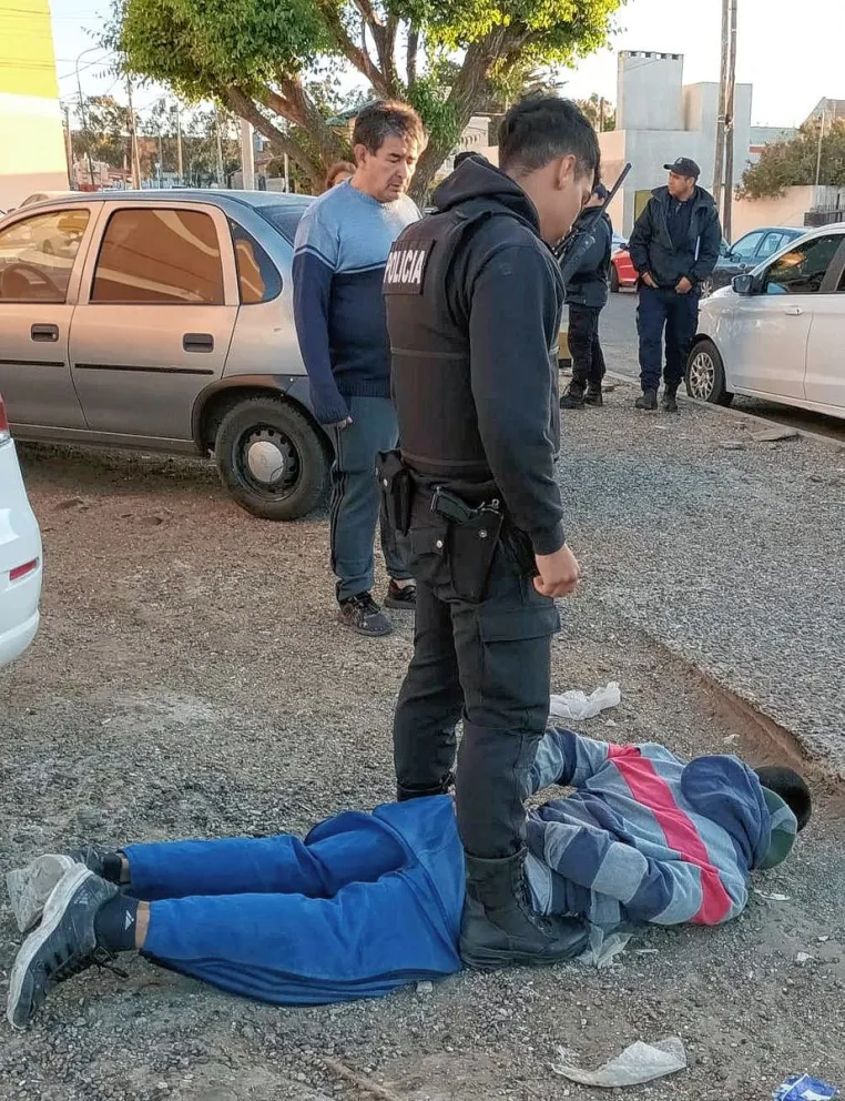 Lo despertaron ruidos y se levantó para atrapar afuera a un desaforado “rompecoches” que terminó preso