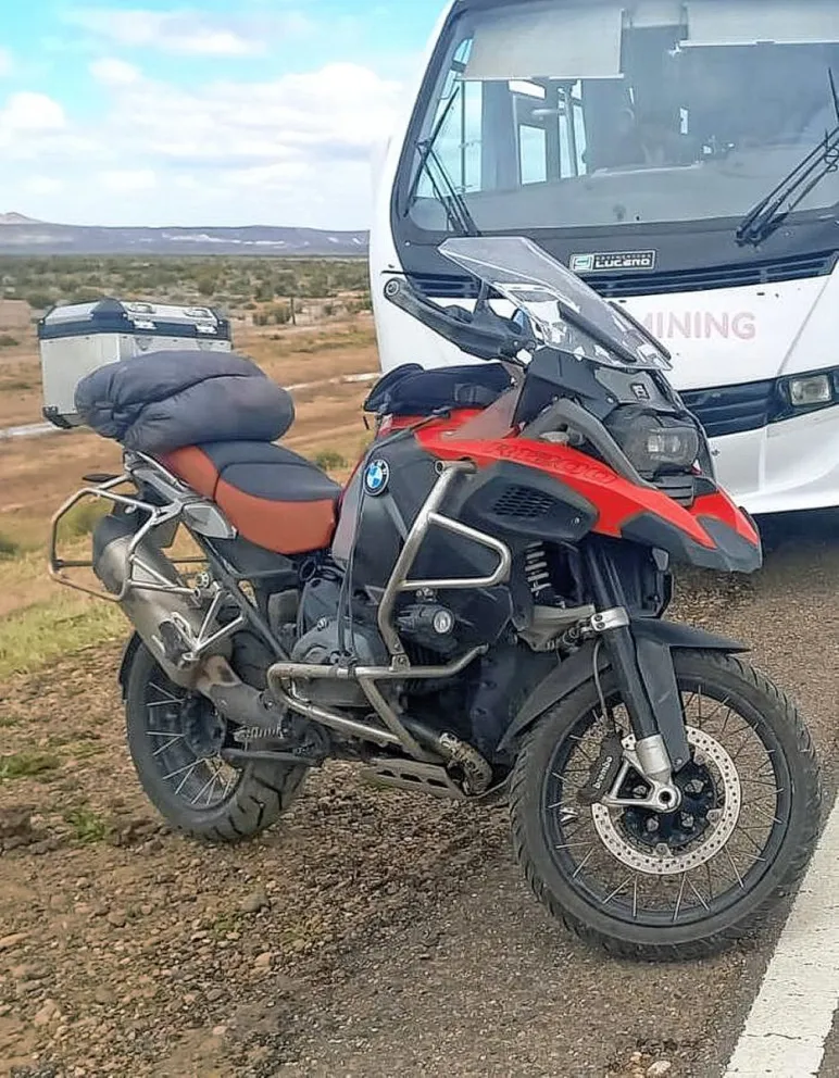 El fuerte viento hizo despistar a un motociclista porteño en la ruta 26 en el acceso al lago Colhué Huapi