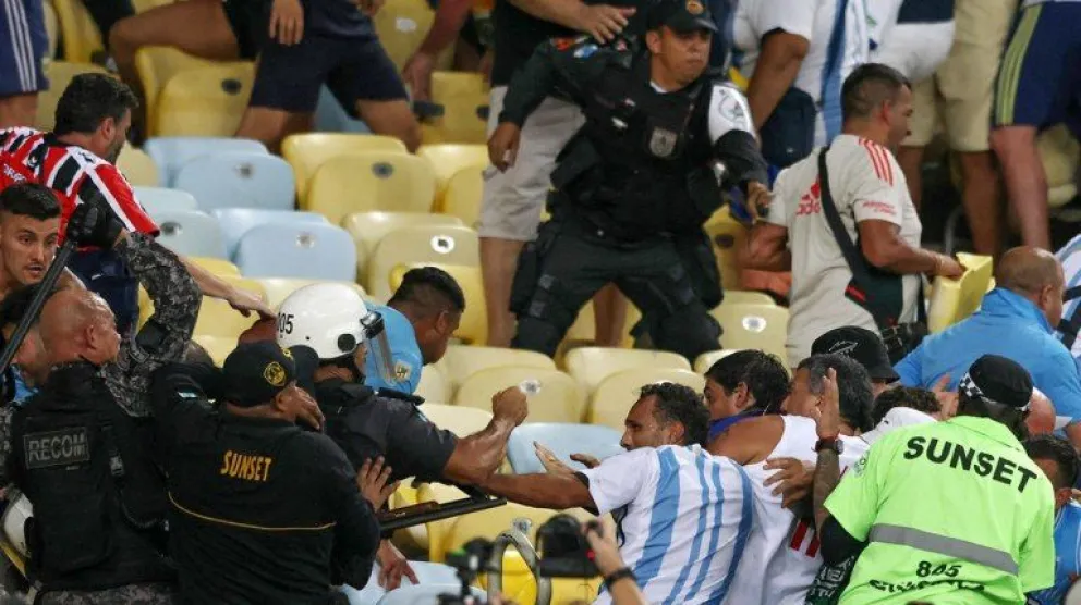 Grave: la Policía brasileña agredió con palos a hinchas argentinos